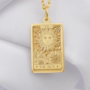 Collar de Tarot del Sol en oro macizo de 14 quilates: joyería de tarot personalizada / regalo espiritual hecho a mano para ella, colgante de la carta del Sol, amuleto celestial