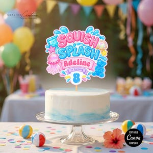 Könnte beinhalten: Ein Tortenaufleger mit dem Text "SQUISH SPLASH Adeline is turning 8" in blauen und rosa Buchstaben. Das Design enthält Illustrationen einer rosa Qualle, eines blauen Gummibärchens, Wassertropfen und eines Seesterns auf einem Holzstab.