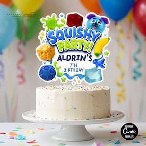 Może przedstawiać: Biały tort na białej podstawce z kolorową dekoracją z napisem SQUISHY PARTY! ALDRIN'S 7TH BIRTHDAY. Dekoracja zawiera grafikę 3D przedstawiającą niebieskiego psa, żółtego banana, niebieską piłkę nożną oraz kawałek sera.