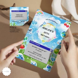 Op de afbeelding: Een rechthoekige verjaardagsuitnodigingskaart met een blauwe luchtachtergrond met wolken, een grote centrale bubbel en diverse Y2K-stijl stickers, waaronder kersen, een regenboog en een computervenster-afbeelding met de tekst Adeline's 10th Birthday.