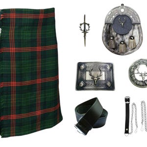 Pode incluir: Um kilt de tart&atilde; verde e vermelho com um cinto de couro preto, uma fivela de cinto prateada com um design de veado, um broche de kilt prateado com um design de veado, um sporran com uma aba de pele e detalhes prateados, e um conjunto de corrente e tira.