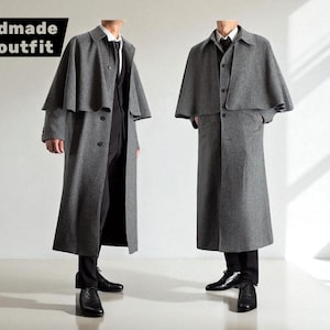 Op de afbeelding: Twee grijze wollen jassen met capes. De jassen zijn lang, met een knoopsluiting en een cape die de schouders bedekt. De jassen worden gecombineerd met een zwarte broek en zwarte geklede schoenen. De tekst "Handmade kiltoutfit" staat linksboven.