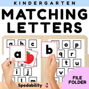 Op de afbeelding: Een kleuteractiviteit in een map voor het matchen van letters met zwarte kleine letters in witte vierkanten. Het spel bevat vierkante kaarten met rood gestippelde randen, één met de letter a en een appel, en één met de letter b.