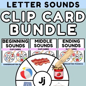 Può includere: Un set di schede didattiche Letter Sounds con tre sezioni per i suoni iniziali, medi e finali. Le schede mostrano grafiche circolari con varie illustrazioni come pancetta, un pallone da spiaggia e un barattolo di marmellata con una molletta di legno.