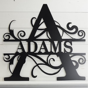 Placa de monograma de metal personalizada – Arte de parede com inicial de sobrenome personalizada – Decoração de metal com letras divididas – Placa de sobrenome personalizada para casa ou presente
