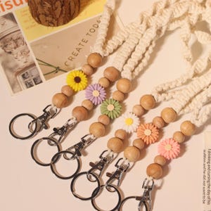 Daisy Teacher Lanyard,Personalized Lanyard,Teacher Gift,Wood Beads Lanyard,Beaded Badge Accessory,Id Lanyard for Teachers Nurse, ID Badge