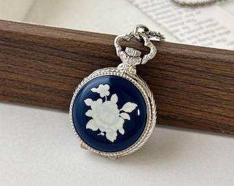 Reloj vintage André Mouche con colgante floral de esmalte y cadena, fabricado en Suiza