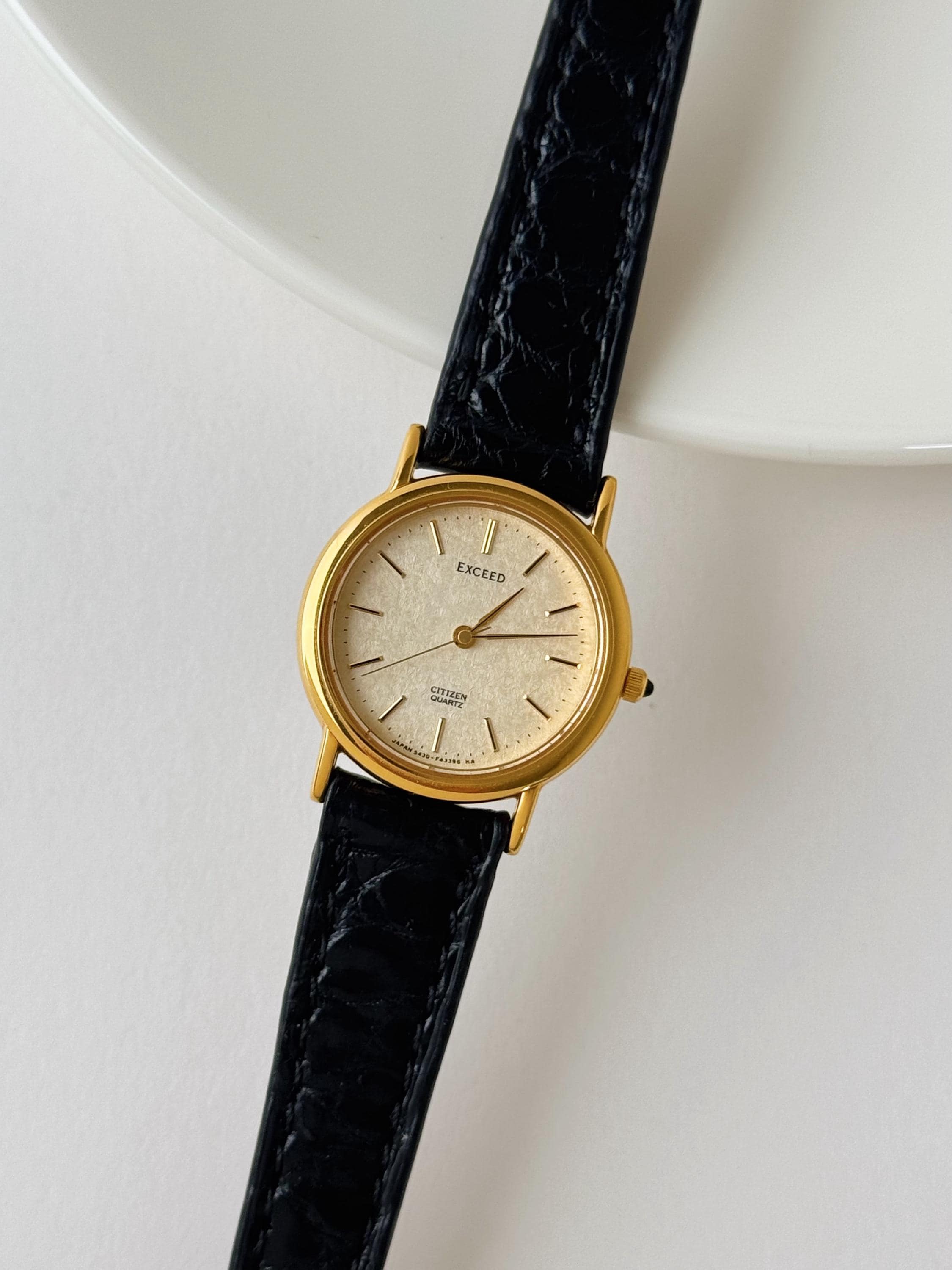 Vintage Citizen Exceed Gold Tone Round Case Watch Leather Strap