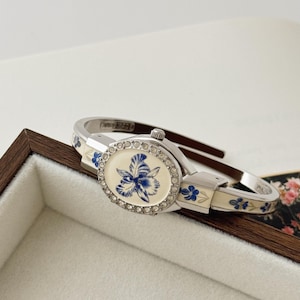 Vintage André Mouche Silverfärgad Armbandsklocka med Peek A Boo-motiv och Emaljblommor, Tillverkad i Schweiz