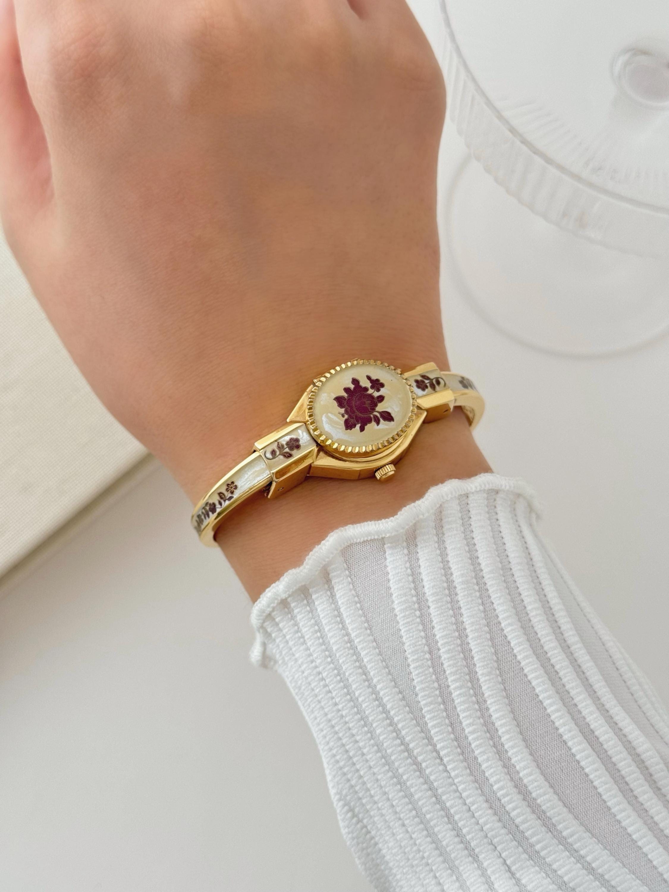 【稼働】SEIKO ハートベルト バングルウォッチ ゴールド レディース Seiko Womens Quartz Watch V401-2009 Gold Tone Hard Bracelet
