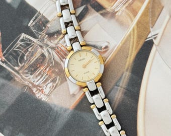 Reloj de pulsera vintage Seiko Tisse de dos tonos para mujer.