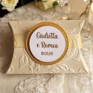 Set completo di 10 bomboniere fatte a mano: scatoline, etichette con scritta in oro e sacchetti organza porta confetti