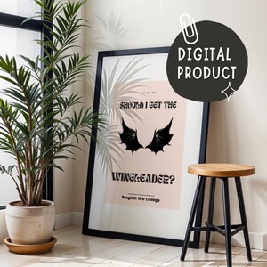 Puede incluir: Un póster enmarcado con un marco negro y un fondo rosa claro. El póster presenta alas de murciélago negras y el texto "SHOULD I GET THE WING-LEADER?" con "Basgiath War College" debajo. Un taburete negro y de madera está en primer plano.