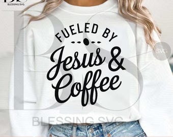 Impulsado por Jesús y el café SVG PNG, diseño de camiseta cristiana para amantes del café, gráfico con cita de fe, Cricut PNG, descarga digital