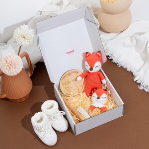 Cadeauset van 100% handgemaakte katoenen vos voor pasgeborenen en ouders - kraamcadeau - pop, rammelaar, laarzen, kam en welkomstkaart