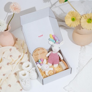 100% handgefertigte Baumwolle Einhorn Geschenk-Set für Neugeborene & Eltern - Ideales Babyparty Geschenk - Puppe, Rassel, Stiefel, Kamm und Willkommenskarte
