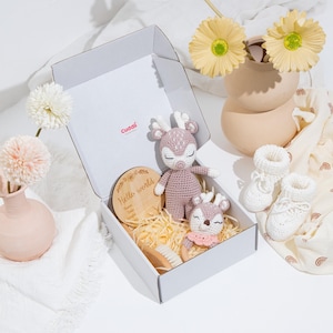 Conjunto de presente de rena 100% algodão feito à mão para recém-nascidos e pais - presente de chá de bebê - boneca, chocalho, botas, pente e cartão de boas-vindas