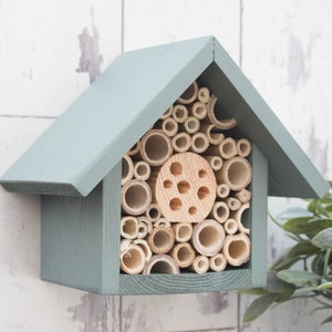 Beautifully handmade wildlife habitat, Bee Hotel, Insect House. Timber and painted in wild thyme, light green. Single Tier.
Keyhole hanger provided.
Bamboo and drilled holes provide a perfect home for solitary bees.