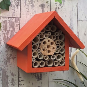 Beautifully handmade single tier wildlife habitat, Bee Hotel, Insect House. Timber and painted in Honey Mango.
Keyhole hanger provided.
Bamboo and drilled holes provide a perfect home for solitary bees.