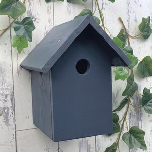 Wooden Bird Box in Urban slate, dark grey.
Bird box has a 28mm hole to allow a large range of birds to use