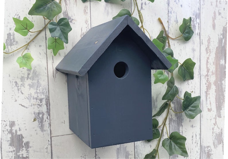 Wooden Bird Box in Urban slate, dark grey.
Bird box has a 28mm hole to allow a large range of birds to use