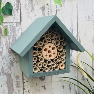 Beautifully handmade wildlife habitat, Bee Hotel, Insect House. Timber and painted in wild thyme, light green. Single Tier.
Keyhole hanger provided.
Bamboo and drilled holes provide a perfect home for solitary bees.