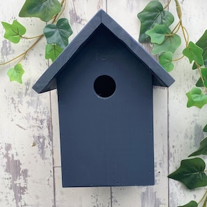 Wooden Bird Box in Urban slate, dark grey.
Bird box has a 28mm hole to allow a large range of birds to use