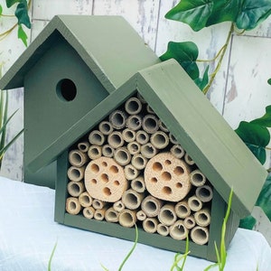 Handmade Bird & the Bees set in Old English, dark green.  Includes a wooden Bird Box & a single tier large wooden bee hotel in Wild Thyme
Bird box has a 28mm hole to allow a large range of birds to use
Bamboo are a perfect home for solitary bees.