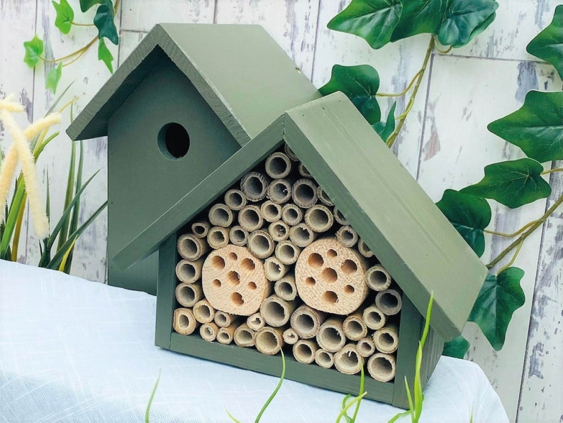 Handmade Bird & the Bees set in Old English, dark green.  Includes a wooden Bird Box & a single tier large wooden bee hotel in Wild Thyme
Bird box has a 28mm hole to allow a large range of birds to use
Bamboo are a perfect home for solitary bees.