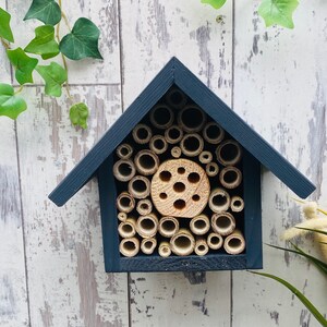 Beautifully handmade wildlife habitat, Bee Hotel, Insect House. Timber and painted in dark grey.
Keyhole hanger provided.
Bamboo and drilled holes provide a perfect home for solitary bees.