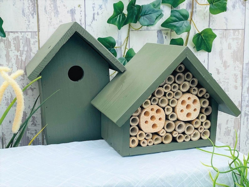 Handmade Bird & the Bees set in Old English, dark green.  Includes a wooden Bird Box & a single tier large wooden bee hotel in Wild Thyme
Bird box has a 28mm hole to allow a large range of birds to use
Bamboo are a perfect home for solitary bees.