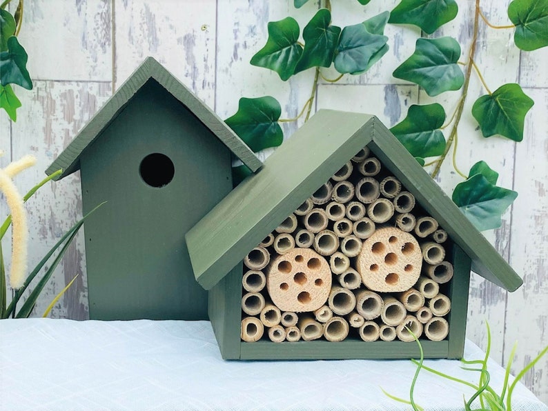 Handmade Bird & the Bees set in Old English, dark green.  Includes a wooden Bird Box & a single tier large wooden bee hotel in Wild Thyme
Bird box has a 28mm hole to allow a large range of birds to use
Bamboo are a perfect home for solitary bees.