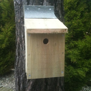 A set of 16 'Make your own' Bird Box Kits. Strong and sturdy bird box. 
Put together in 10-15 minutes. Kit includes: 6 pieces of timber, roofing felt, screw, nails and an instruction sheet.