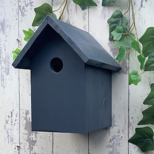 Wooden Bird Box in Urban slate, dark grey.
Bird box has a 28mm hole to allow a large range of birds to use