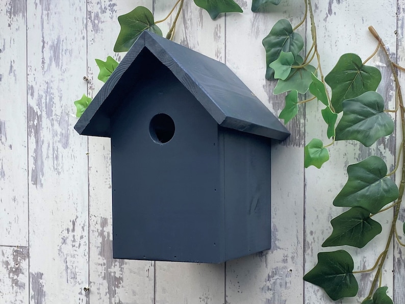 Wooden Bird Box in Urban slate, dark grey.
Bird box has a 28mm hole to allow a large range of birds to use