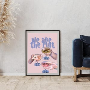Digitale print We Are the Plot, vrouwelijke cocktailkunst aan de muur, trendy decor barwagen, handgetekende esthetische print, retro vriendschapsposter