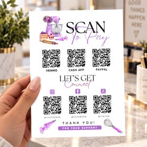Puede incluir: Un letrero blanco de pago y redes sociales con ilustraciones de repostería en color morado, incluyendo una batidora, un pastel y un batidor. Muestra seis códigos QR etiquetados como Venmo, Cash App, PayPal, Instagram, Facebook y TikTok, con el texto Scan To Pay, Let's Get Connect y Thank You For Your Support.