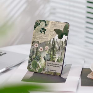 Könnte beinhalten: Eine Collage in Grün, Weiß und Braun mit einem Schmetterling, Blumen und Bäumen. Der Spruch "Ich werde direkt in die Sonne schauen, aber nie in den Spiegel" von Taylor Swift ist unten aufgedruckt.