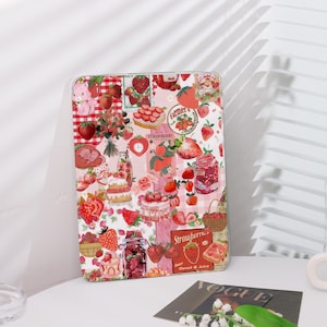 Puede incluir: Una funda transparente para teléfono con un collage temático de fresas. El diseño incluye fresas, pasteles, tarros de mermelada y el texto "Strawberry Sweet & Juicy". El fondo presenta patrones de cuadros rosas y rojos.