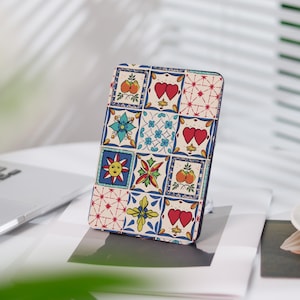 Könnte beinhalten: Eine farbenfrohe Handyhülle mit einem blauen Hintergrund und verschiedenen geometrischen Formen, darunter Herzen, Blumen und Sonnen.