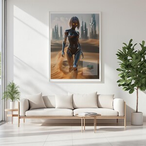 Puede incluir: Impresión artística enmarcada que representa a una androide femenina caminando por un paisaje desértico. La androide es metálica con ojos naranjas brillantes. Se ve un horizonte de ciudad en el fondo, con arena que sopla alrededor de las piernas de la androide.