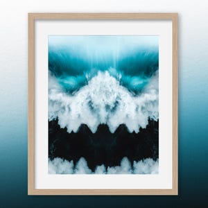 Stampa "Bestia dagli abissi" - Fotografia di onde oceaniche, Arte murale costiera astratta, Volto di creatura con onda, Stampa di mare drammatico, Arte con drone