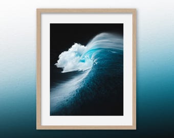 Könnte beinhalten: Eine große Welle, die im Ozean bricht, mit einer weißen Schaumkrone und einem dunkelblauen Körper. Die Welle wird von hinten beleuchtet, was einen dramatischen Effekt erzeugt.