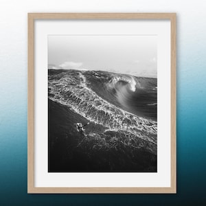 Minimalistischer Surf-Kunstdruck: Schwarz-weiße Meereswelle