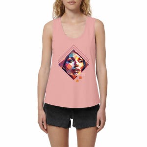 Peut inclure: Un débardeur rose avec un motif géométrique d'un visage de femme en carrés colorés. Le motif est centré sur le devant du débardeur.