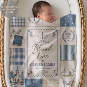 Könnte beinhalten: Eine personalisierte Babydecke mit blau-weißem Patchwork-Design und religiösen Motiven, darunter ein Kreuz, eine Kirche, eine Bibel sowie der Text "Little Blessed One," "OLIVER JAMES," "BAPTIZED IN CHRIST" und das Datum "12.08.2026."