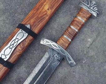 Espada artesanal con hoja de acero de Damasco, empuñadura de madera y vaina de madera. Ideal para caza, acampada y supervivencia al aire libre. Regalo perfecto para el Día del Padre.