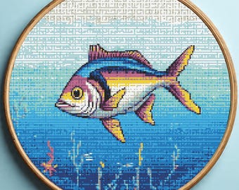 Pode incluir: Uma bordado de ponto cruz de um peixe colorido nadando debaixo d'água. O peixe apresenta tons de azul, amarelo, rosa e roxo. O bordado está em um bastidor de madeira, com um fundo azul.