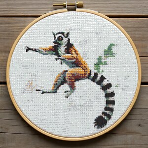 Korsstygnsmönster med ringstjärtad lemur, nybörjarbroderi med vilda djur, modernt exotiskt roligt korsstygnsdiagram PDF, direktnedladdning