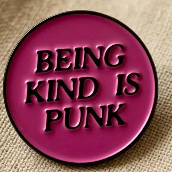 Ser amable es punk / Declaración estética rosa / Regalo para almas amables / Pequeña idea de regalo / Los rebeldes son amables / Pin de solapa de esmalte duro.